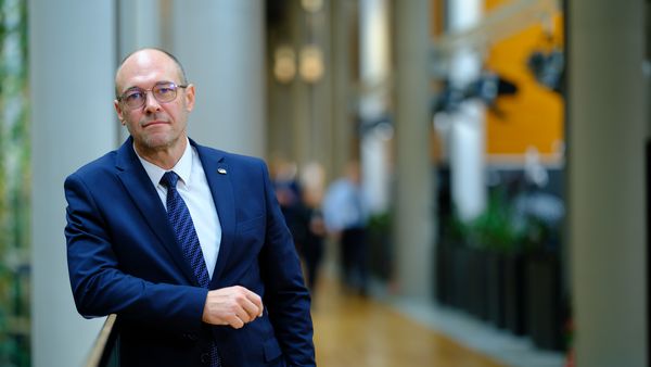 Nakon ispraćaja ratnog zločinca Mladića eurozastupnici traže konkretne poteze prema Srbiji: „Treba li EU nastaviti pregovore?“