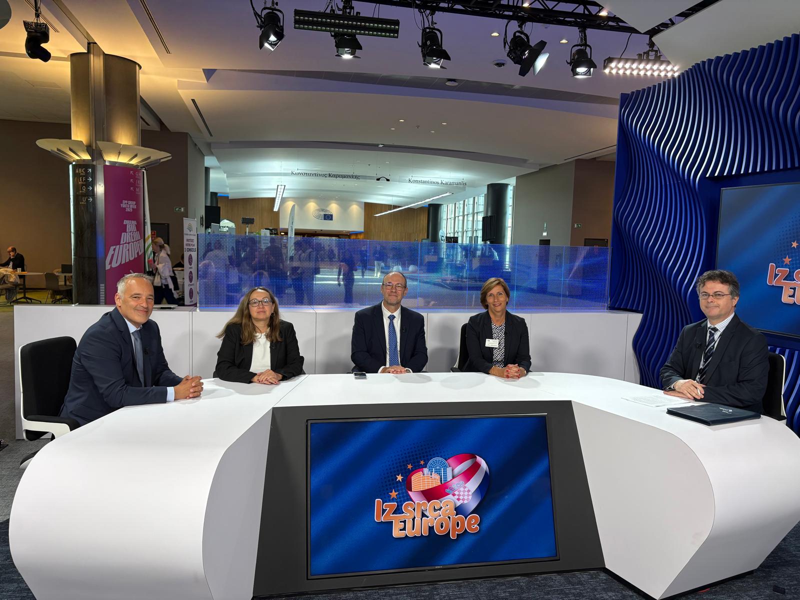 IZ SRCA EUROPE - “Predmet: Hrvatski“